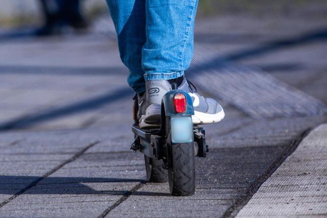 Fugngerin von E-Scooter angefahren und schwer verletzt