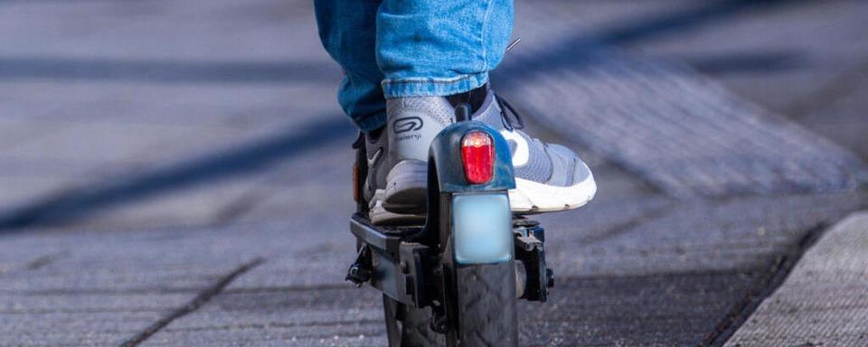 Fugngerin von E-Scooter angefahren und schwer verletzt