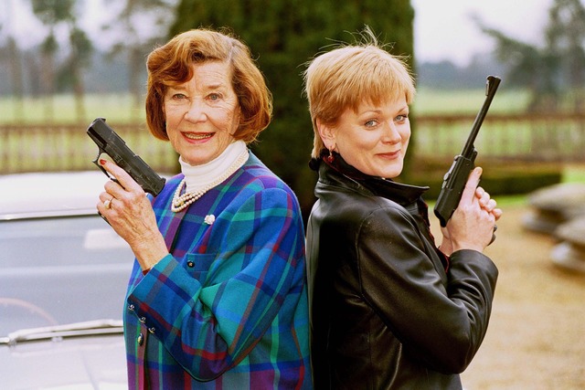 Lois Maxwell (l) und Samantha Bond hab...iss Moneypenny" gespielt. (Archivbild)  | Foto: Richard Chambury/Globe Photos via ZUMA Wire/dpa