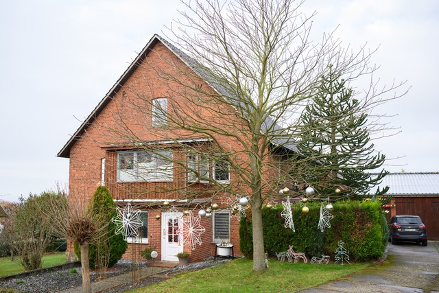Von au&szlig;en sieht das Haus der Fam...1 Weihnachtsb&auml;ume im Haus stehen.  | Foto: Julian Stratenschulte/dpa