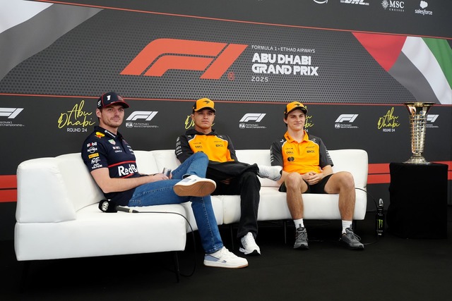 Die drei WM-Rivalen und der Pokal der Begierde.  | Foto: David Davies/PA Wire/dpa