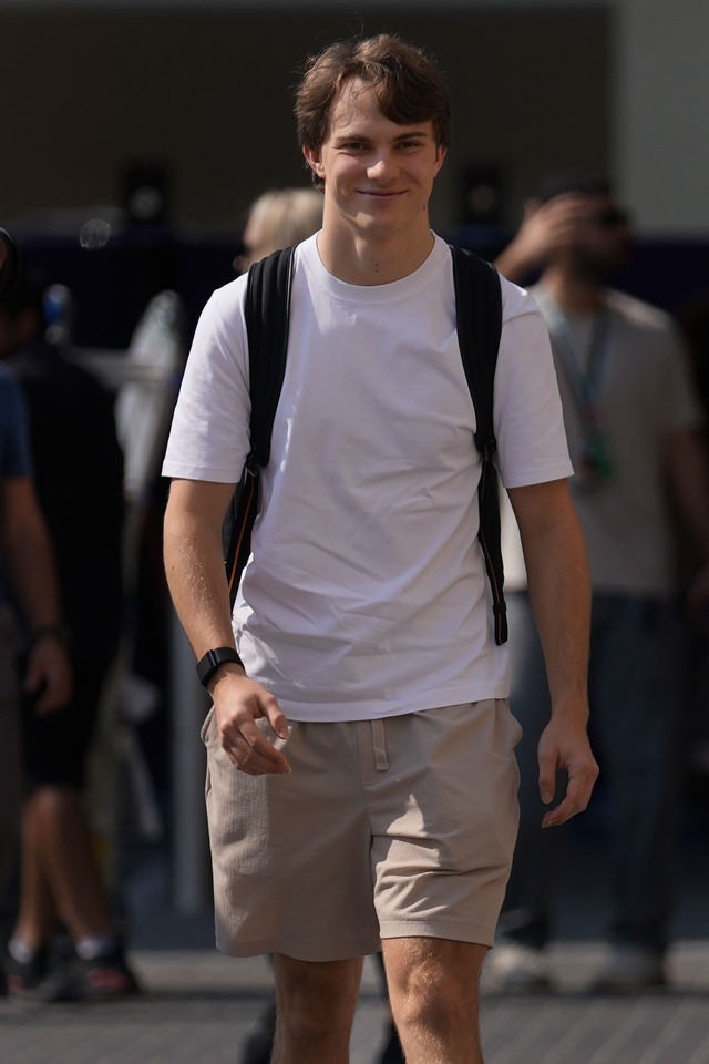 Nur noch Dritter mit den rechnerisch geringsten WM-Chancen: Oscar Piastri.  | Foto: Altaf Qadri/AP/dpa