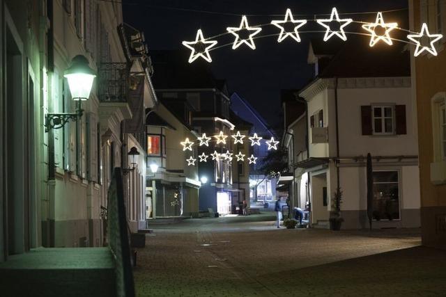Provisorisch das Versprechen eingelst: Mllheim behilft sich bei Weihnachtsbeleuchtung in Fugngerzone mit Sternenbgen