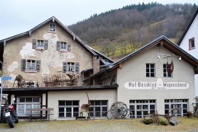 Mit 30.000 Lichtern illuminiert: Die Alte Schmiede in Mambach ldt zum Weihnachtsmarkt