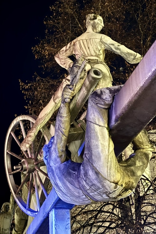 Auch die Lenk-Plastik ist stimmungsvoll angeleuchtet.  | Foto: Stadt Schopfheim