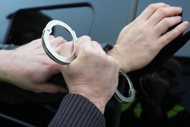 Getreten, gebissen, gespuckt und beleidigt – gesuchter Algerier widersetzt sich gegen Bundespolizei