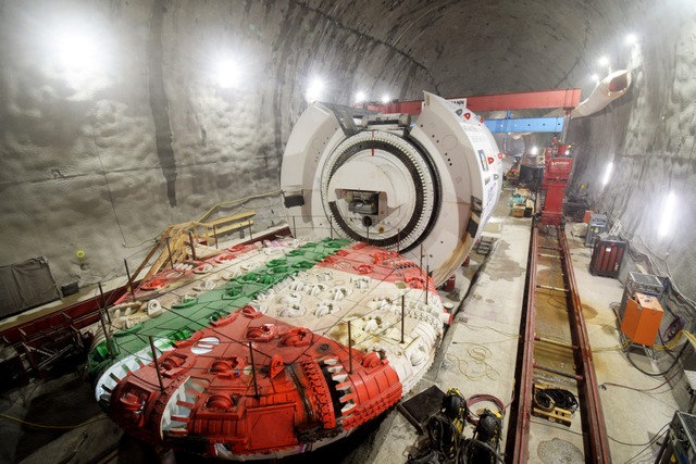 Die Montage der Tunnelbohrmaschine &#8...rdischen Kaverne vor dem Vortriebstart  | Foto: Herrenknecht AG