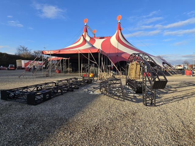 Der Offenburger Weihnachtscircus wird ...ser Woche beim Messegelnde aufgebaut.  | Foto: Ralph Fautz