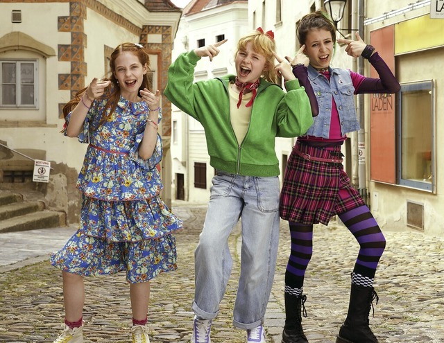 Die drei Junghexen Flauipaui (links, P...s, Carla Demmin) verstehen sich super.  | Foto: Petro Domenigg / LEONINE Licensing