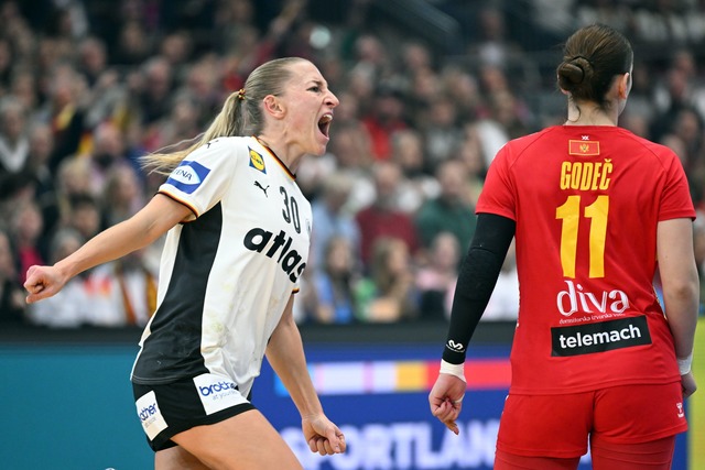 Rechtsau&szlig;en Jenny Behrend erzielt in der ersten Halbzeit vier Tore.  | Foto: Federico Gambarini/dpa