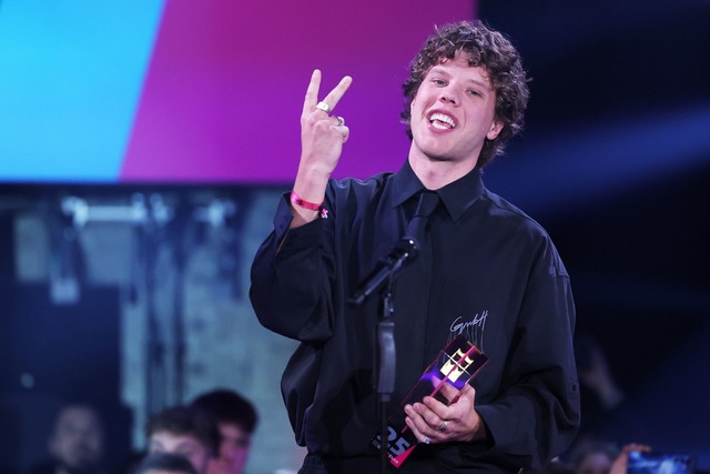 Er glaubt es selbst kaum: S&auml;nger Zartmann hat gleich zwei Kronen gewonnen.  | Foto: Friso Gentsch/dpa