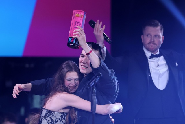 Die Krone f&uuml;r den besten Partyson.... Macht nichts, es ist Krone Nummer 2.  | Foto: Friso Gentsch/dpa