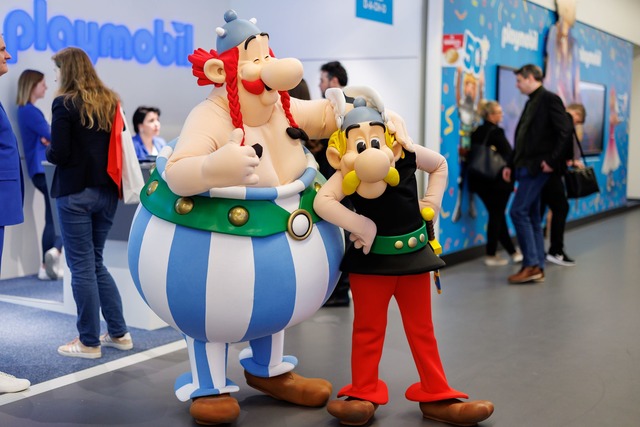 Der gro&szlig;e Gallier Obelix ist neb...einsam geschaffen hatten. (Archivbild)  | Foto: Daniel Karmann/dpa