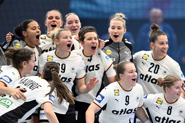 Der Medaillen-Traum lebt: Das DHB-Team steht im Viertelfinale.  | Foto: Federico Gambarini/dpa