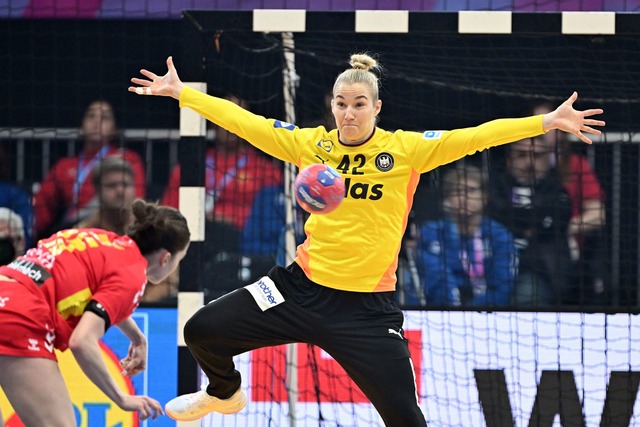 Elf Paraden und drei Treffer gegen Montenegro: Torh&uuml;terin Katharina Filter.  | Foto: Federico Gambarini/dpa