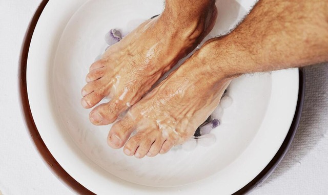 Erstaunliche Wirkung: Die Wrme eines ...Kopf und Schultern lst sich Spannung.  | Foto: Magdalena Rodziewicz/dpa 