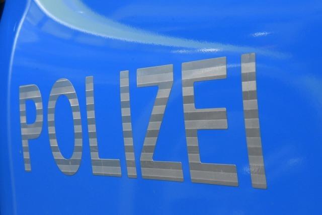 Fugnger wird in Lrrach leicht verletzt durch Auto-Seitenspiegel