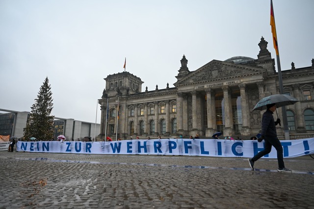 Bundestag billigt Wehrdienstgesetz, junge Menschen protestieren dagegen  | Foto: Christophe Gateau/dpa