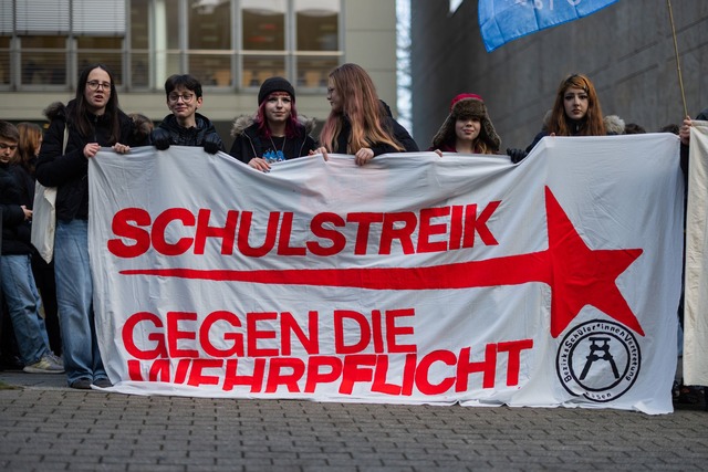 Bundestag billigt Wehrdienstgesetz, junge Menschen protestieren dagegen  | Foto: Rolf Vennenbernd/dpa