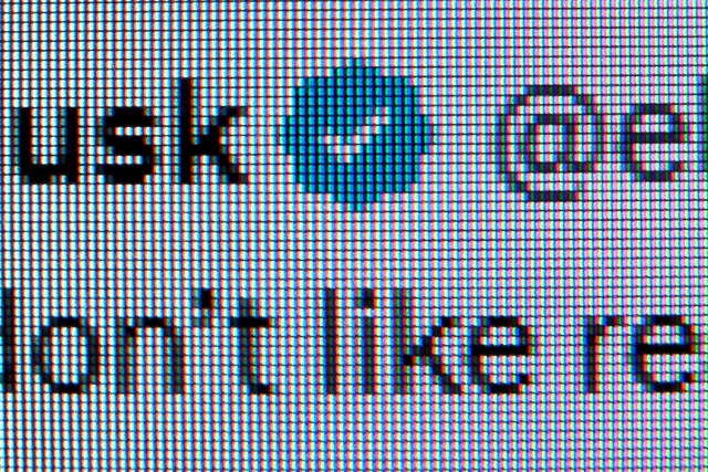 Die wei&szlig;en Haken auf blauem Unte...noch mit Abo zu bekommen. (Archivbild)  | Foto: Stefan Jaitner/dpa