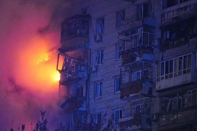 Der Ausdruck "Land gegen Frieden" bele...l;rtern des Jahres" 2025. (Symbolbild)  | Foto: Efrem Lukatsky/AP/dpa