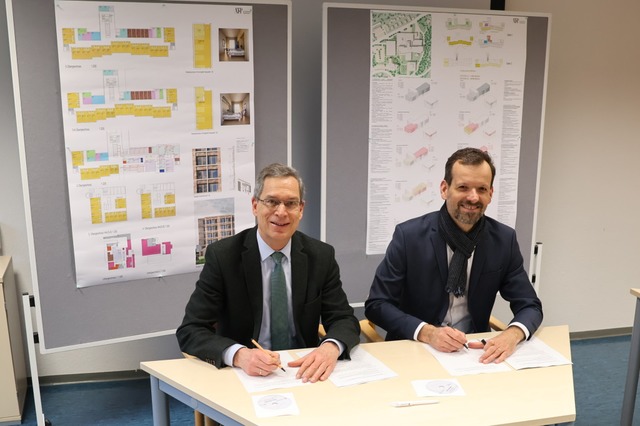 Landrat Hanno Hurth (links) und Tobias...rnberg, unterzeichneten die Vertrge.  | Foto: Landratsamt Emmendingen