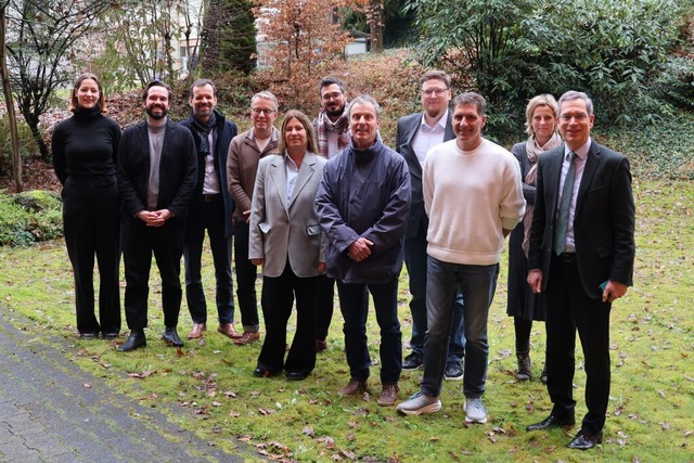 Nach der Unterzeichnung der Vertrge f...Simone Kreutzer von der Endera-Gruppe.  | Foto: Landratsamt Emmendingen