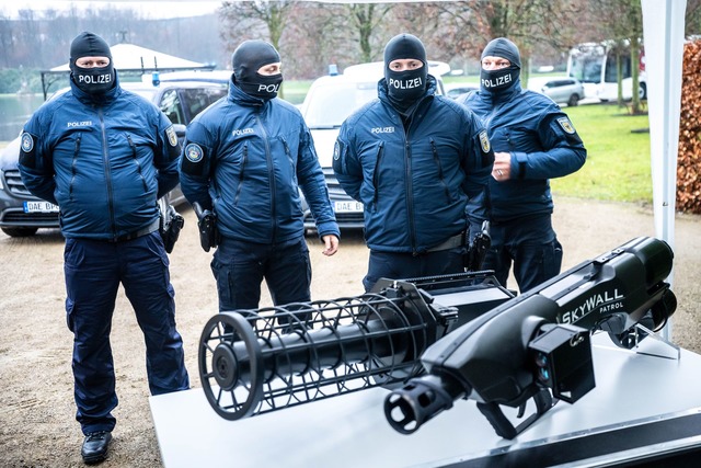 Bei der Abwehr von Drohnen wollen Bund...r k&uuml;nftig enger zusammenarbeiten.  | Foto: Sina Schuldt/dpa