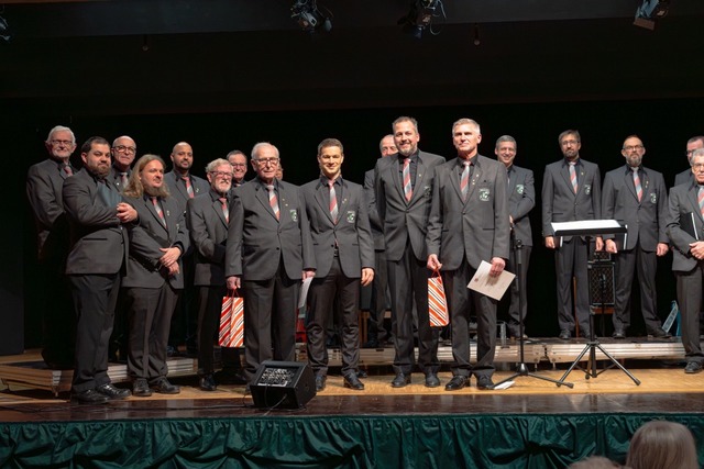August Trenkle (links, mit Geschenktas...geehrt, Reinhard Volk (rechts) fr 40.  | Foto: privat