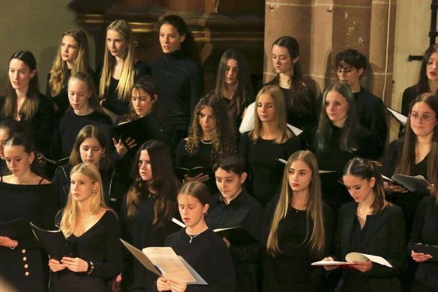 Schler des Clara-Schumann-Gymnasiums berraschen mit eigenen Kompositionen beim Adventskonzert