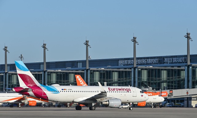 Eurowings-Maschine am Flughafen - eins...maschutzprojekte unterst&uuml;tzt hat?  | Foto: Patrick Pleul/dpa-Zentralbild/dpa