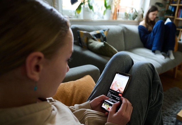 Wenn man zu viel Zeit in den sozialen ...n zum Beispiel, sich zu konzentrieren.  | Foto: Annette Riedl (dpa)