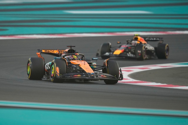 Muss Piastri am Sonntag doch den Weltmeister-Helfer machen?  | Foto: Altaf Qadri/AP/dpa