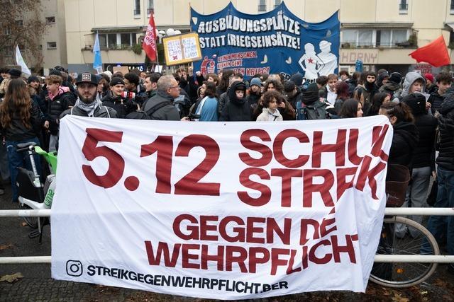Viele tausend Demonstranten bei Protesten gegen Wehrdienst