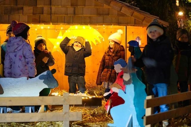 In Kandern kommt die Premiere eines Kita-Krippenspiels samt Lichtermeer gut an