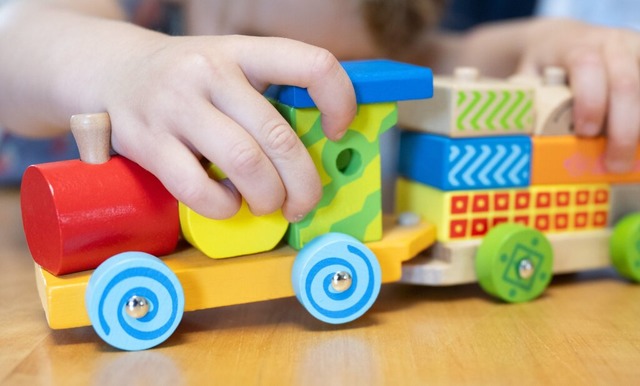 In Rheinfelden meldet man sich online fr einen Kita-Platz an.  | Foto: Sebastian Kahnert (dpa)