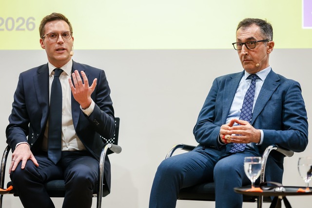 Hagels Kontrahent ist der erfahrene Polit-Profi Cem &Ouml;zdemir.  | Foto: Christoph Schmidt/dpa