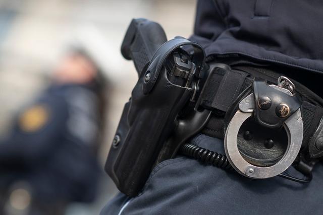 Mann geht mit Messern auf Polizisten zu – Beamter schießt