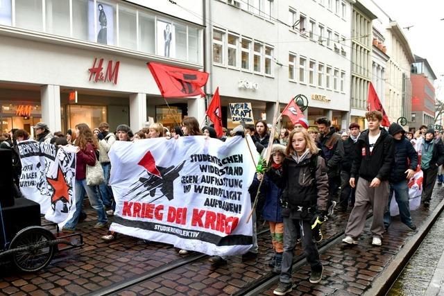 Rund 600 Menschen demonstrieren in Freiburg gegen potentielle Wiedereinfhrung der Wehrpflicht