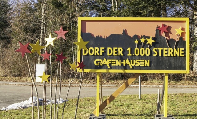 Eine Werbetafel macht auf das &#8222;Dorf der 1000 Sterne&#8220; aufmerksam.  | Foto: Wilfried Dieckmann