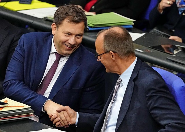 Gerade noch mal gut gegangen: Vizekanz...nd Bundeskanzler Friedrich Merz (CDU).  | Foto: Kay Nietfeld/dpa