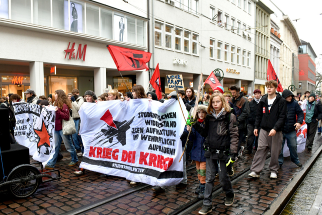 Rund 600 Menschen demonstrieren in Freiburg gegen mgliche Wiedereinfhrung der Wehrpflicht