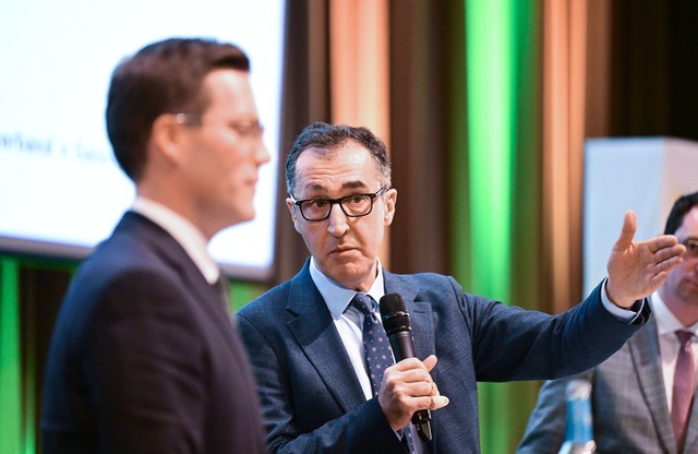 Bislang halten sich die beiden Spitzen...ouml;ffentlichen Attacken zur&uuml;ck.  | Foto: Bernd Wei&szlig;brod/dpa