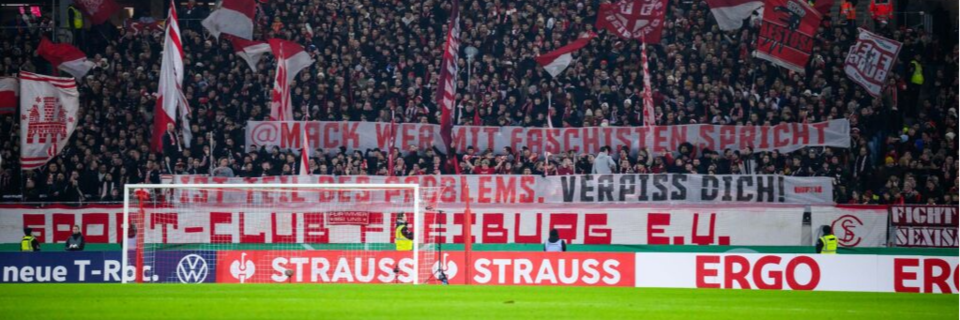 Ultras protestieren im Stadion des SC Freiburg gegen Sponsor Europa-Park