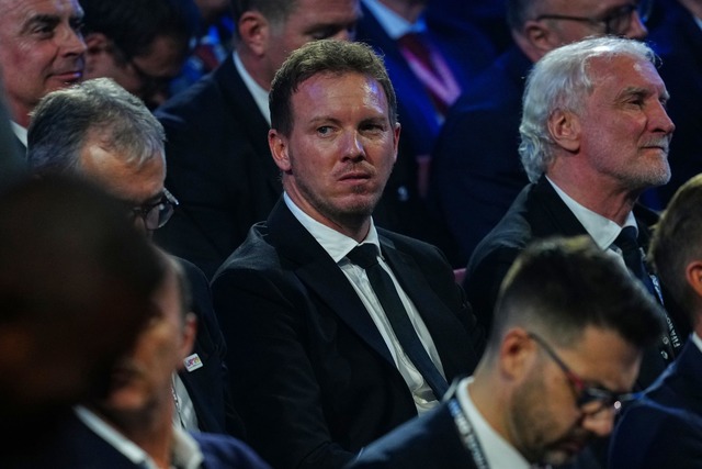 Julian Nagelsmann verfolgt die Auslosung an der Seite von Rudi V&ouml;ller.  | Foto: Jia Haocheng/POOL Xinhua/AP/dpa