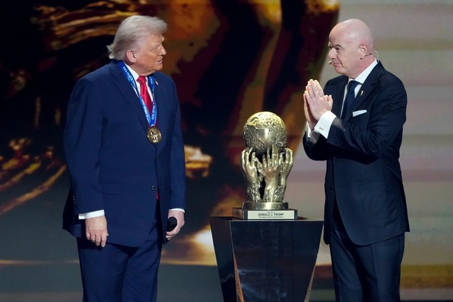 Troph&auml;e f&uuml;r Donald Trump, der den FIFA-Friedenspreis erh&auml;lt.  | Foto: Chris Carlson/AP/dpa