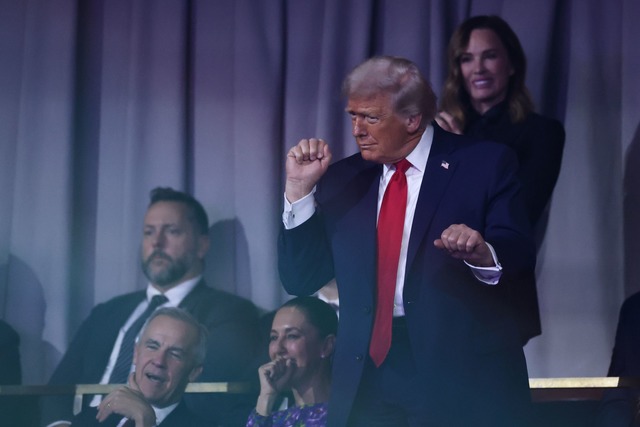 Donald Trump genoss die Show in Washington.  | Foto: Dan Mullan/POOL Getty/AP/dpa