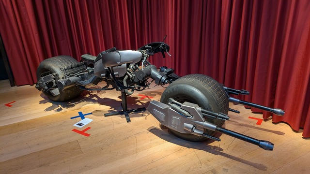 Das ikonische Motorrad von Superheld B...k Knight" und "The Dark Knight Rises".  | Foto: Philip Dethlefs/dpa