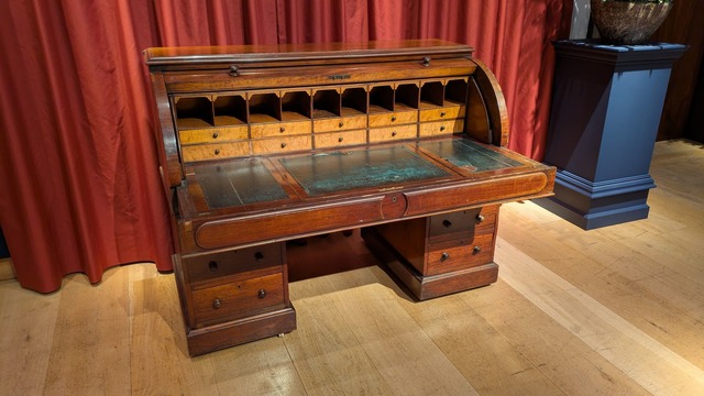 Der Schreibtisch von J.R.R. Tolkien, a...an "Der Herr der Ringe" fertigstellte.  | Foto: Philip Dethlefs/dpa