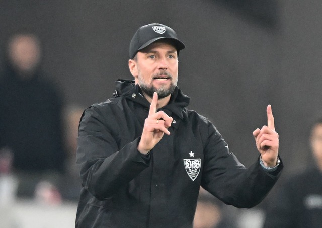 Der VfB und Trainer Sebastian Hoene&sz...en am Samstag die Bayern. (Archivbild)  | Foto: Bernd Wei&szlig;brod/dpa
